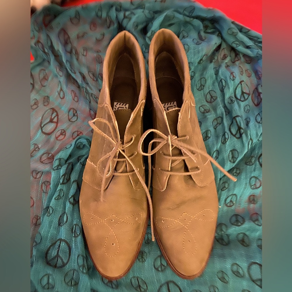 UNISA GREEN LACE ANKLE BOOTS